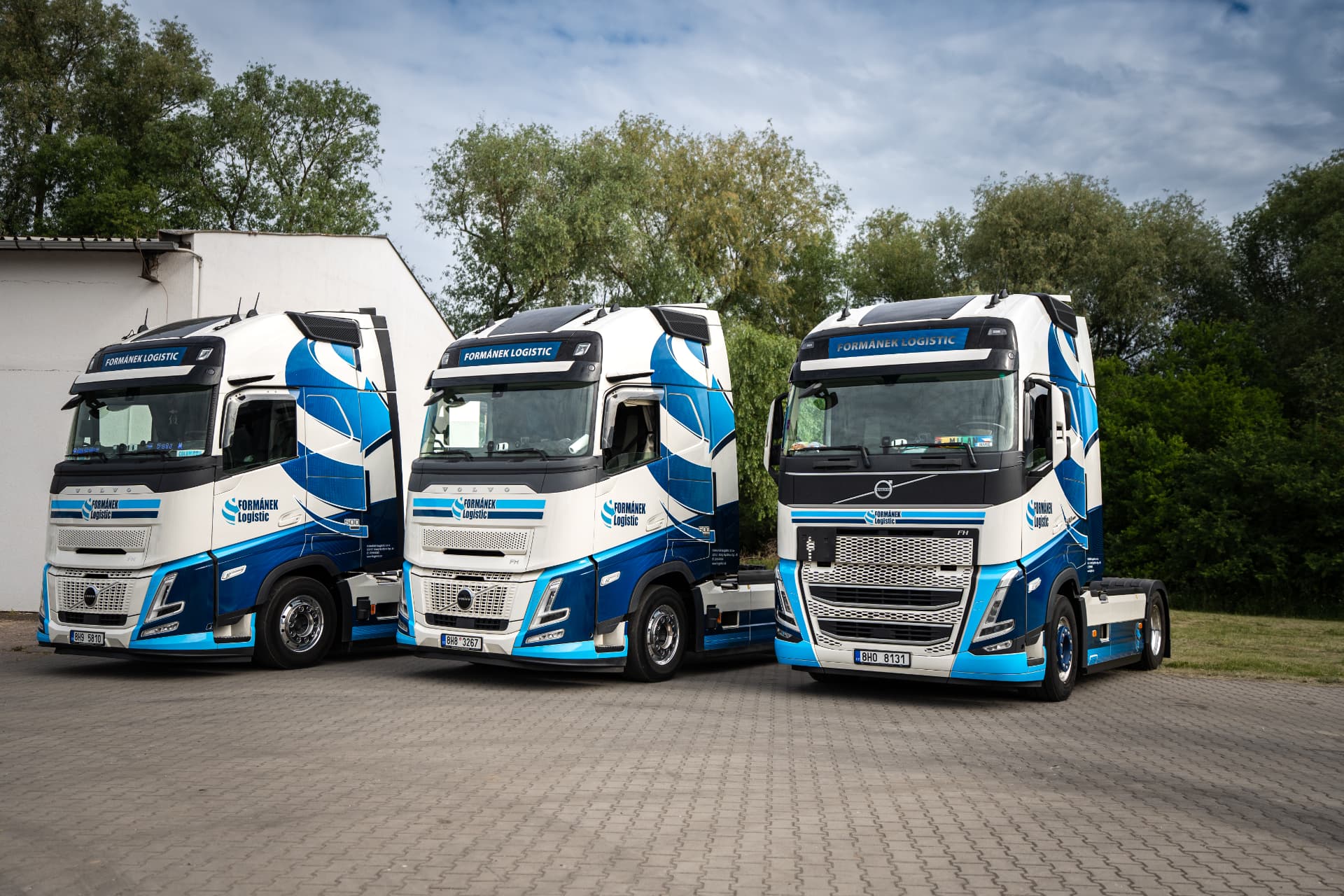 Tři tahače Volvo FORMÁNEK Logistic zaparkované v areálu