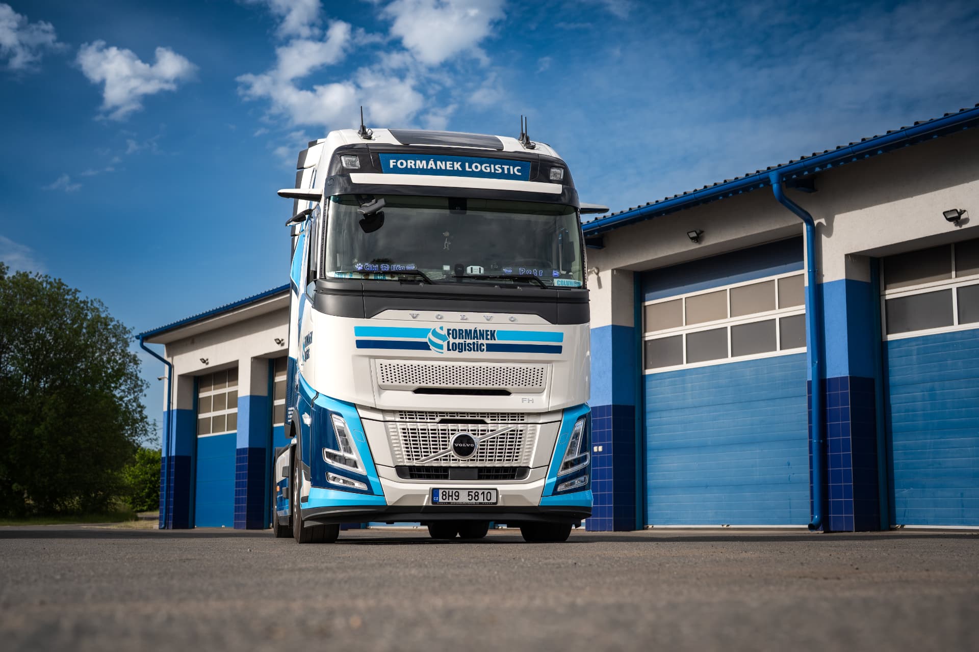 Tahač Volvo FH ve firemních barvách FORMÁNEK Logistic před areálem firmy